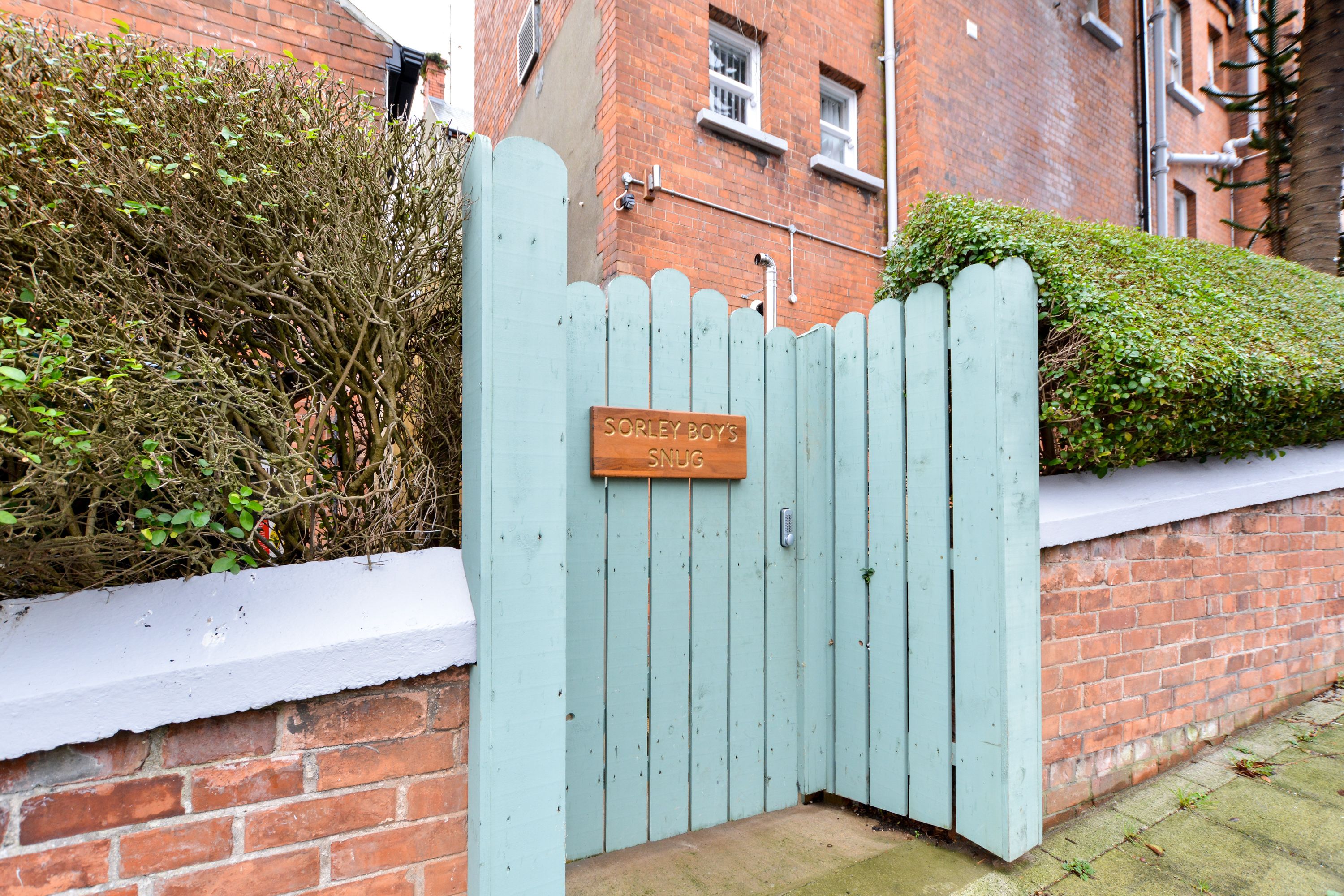 Sorley Boys Snug - Near Museum of Free Derry and Bloody Sunday Memorial