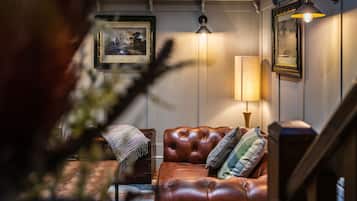 Living area | Flat-screen TV, Netflix