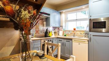 Private kitchen | Fridge, microwave, oven, stovetop