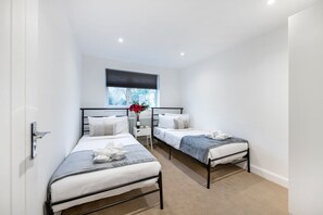 Quarto casal de uso individual | Ferros/tábuas de passar roupa, Wi-Fi de cortesia, roupa de cama