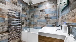 Luxury 2-Bedroom Apartment | Bathroom - Birchanger Apartment (London)