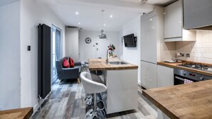 Luxury 2-Bedroom Apartment | Living area - Birchanger Apartment (London)