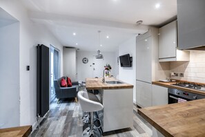 Luxury 2-Bedroom Apartment | Living area | TV - Birchanger Apartment (London)