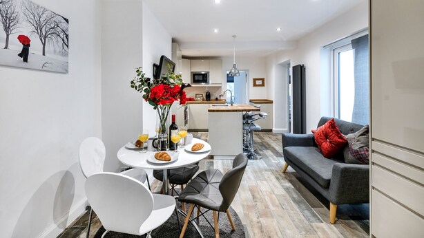 Luxury 2-Bedroom Apartment | Living area - Birchanger Apartment (London)