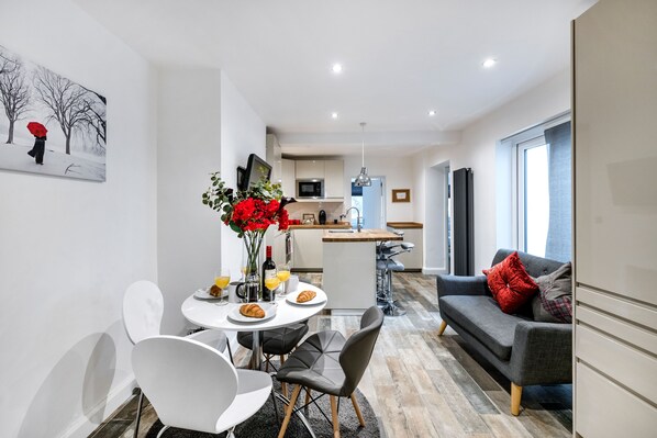 Luxury 2-Bedroom Apartment | Living area | TV - Birchanger Apartment (London)