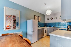 Private kitchen | Fridge, microwave, oven, stovetop - Riverside Apartment (Londonderry)