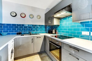 Private kitchen | Fridge, microwave, oven, stovetop