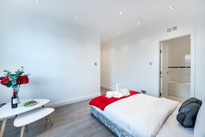 Luxury 2-Bedroom Apartment | Iron/ironing board, bed sheets - The St Peters Apartment (Croydon)