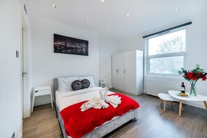 Luxury 2-Bedroom Apartment | Iron/ironing board, bed sheets - The St Peters Apartment (Croydon)
