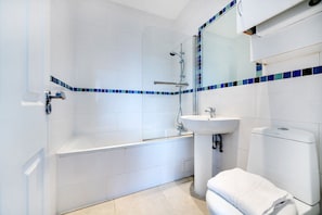 Luxury 2-Bedroom Apartment | Bathroom