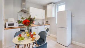 Luxury Apartment | Living area | Flat-screen TV - The Coombe Studio (Croydon)