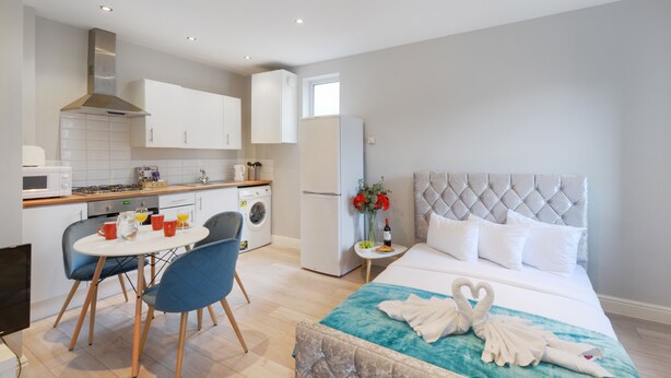 Luxury Apartment | Living area | Flat-screen TV - The Coombe Studio (Croydon)