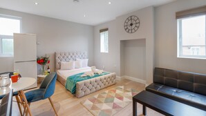 Luxury Apartment | Living area | Flat-screen TV - The Coombe Studio (Croydon)