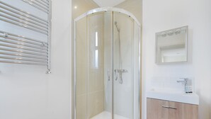 Luxury Apartment | Bathroom | Shower, free toiletries, towels - The Coombe Studio (Croydon)