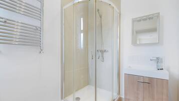 Luxury Apartment | Bathroom | Shower, free toiletries, towels