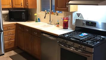 Een koelkast, een microgolfoven, een oven, een kookplaat