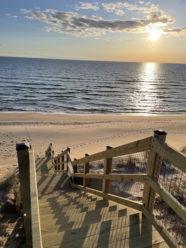 CLEAN ~Lake Michigan Sandy Beach Access~ Pet Friendly ~ Hot tub ~ Sleeps 10
