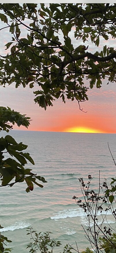 CLEAN ~Lake Michigan Sandy Beach Access~ Pet Friendly ~ Hot tub ~ Sleeps 10