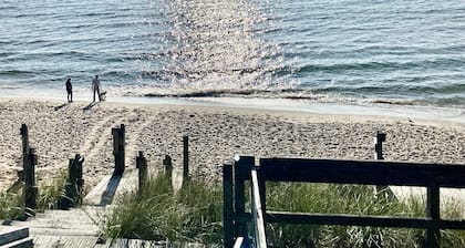 CLEAN ~Lake Michigan Sandy Beach Access~ Pet Friendly ~ Hot tub ~ Sleeps 10