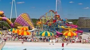 Ein Wasserpark mit verschiedenen Wasserrutschen und zahlreichen Besuchern.