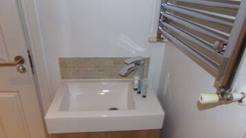 Luxury Apartment | Bathroom | Shower, free toiletries, towels