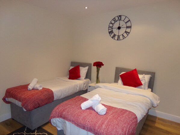 Luxury Apartment | Iron/ironing board, free WiFi, bed sheets