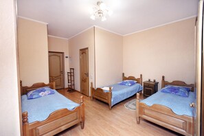 Tremannsrom – basic | Skrivebord, strykejern/-brett, wi-fi (inkludert) og sengetøy