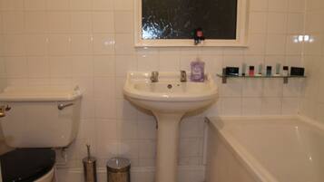 Luxury Apartment | Bathroom | Free toiletries, towels