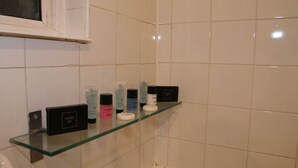 Appartamento Luxury | Bagno | Set di cortesia gratuito, asciugamani
