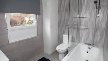 Luxury Apartment | Bathroom | Free toiletries, towels