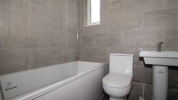 Luxury Apartment | Bathroom | Combined shower/bathtub, free toiletries, hair dryer, towels