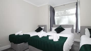 Luxury Apartment | Iron/ironing board, free WiFi, bed sheets