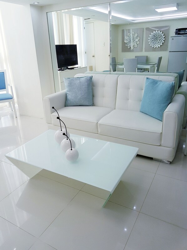 Fernseher, DVD-Player, Stereoanlage