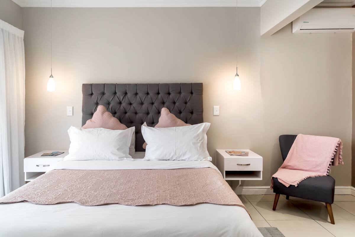 Quarto (Natalie) | Escrivaninha, espaço de trabalho para notebook