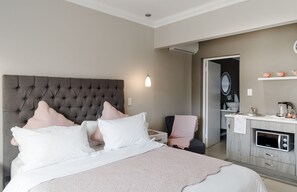 Zimmer (Natalie) | 1 Schlafzimmer, Schreibtisch, laptopgeeigneter Arbeitsplatz