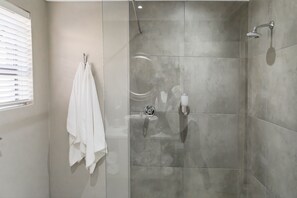 Free toiletries, hair dryer, towels, soap - Wagtails Guest House (Gqeberha (Port Elizabeth))