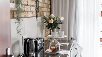 Room (Nicole) | Private kitchenette | Mini-fridge, microwave, stovetop, electric kettle