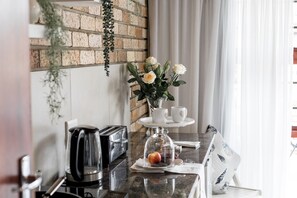 舒适客房 | 私人简易厨房 | 迷你冰箱、微波炉、炉灶、电热水壶