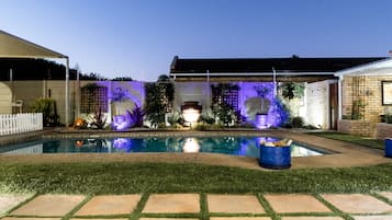 Piscina externa, espreguiçadeiras