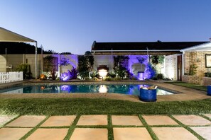 Outdoor pool, sun loungers - Wagtails Guest House (Gqeberha (Port Elizabeth))