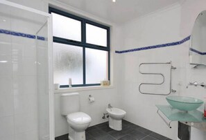 Badewanne, Haartrockner, Bidet, Handtücher