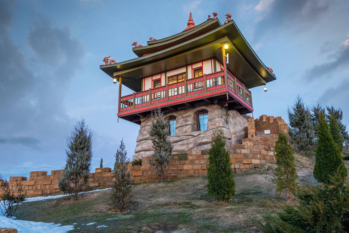 Bungalow Deluxe, 1 cama Queen size y sofá cama, balcón, vista al lago (Chinese) | Área de sala de estar | Smart TV