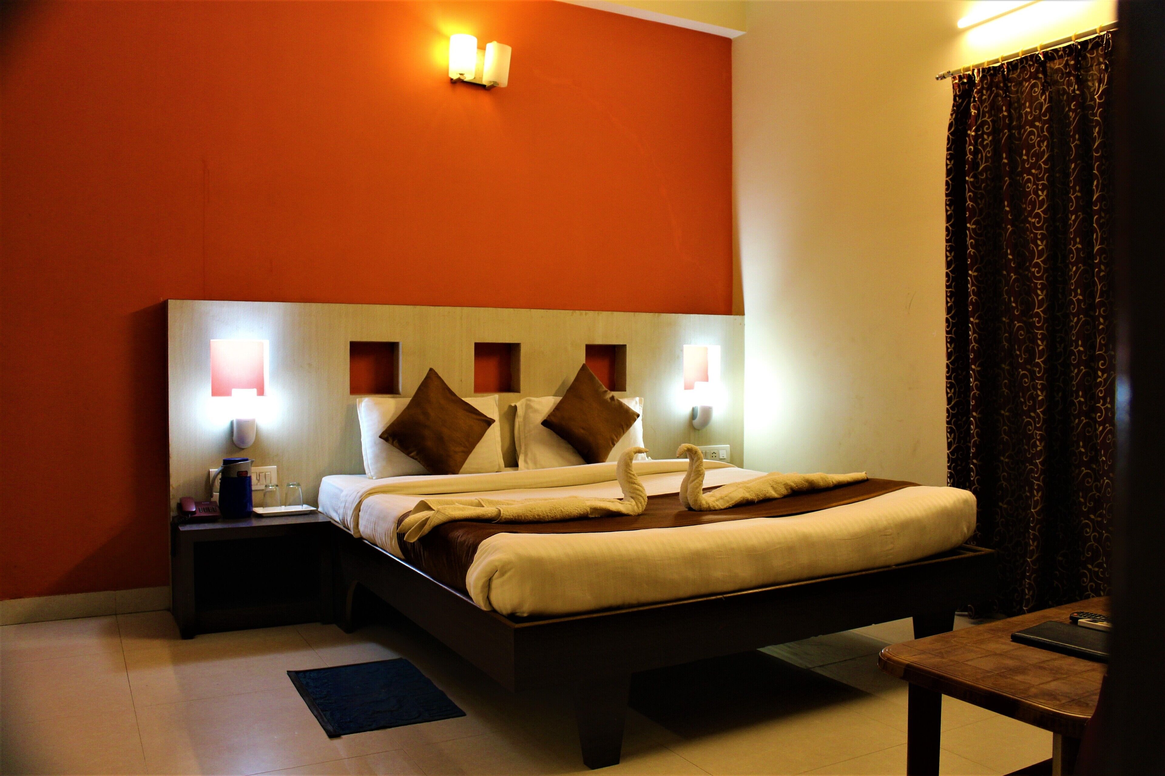 مكتب ومساحة عمل للكمبيوتر المحمول وتجهيزات عازلة للصوت وواي فاي مجانًا