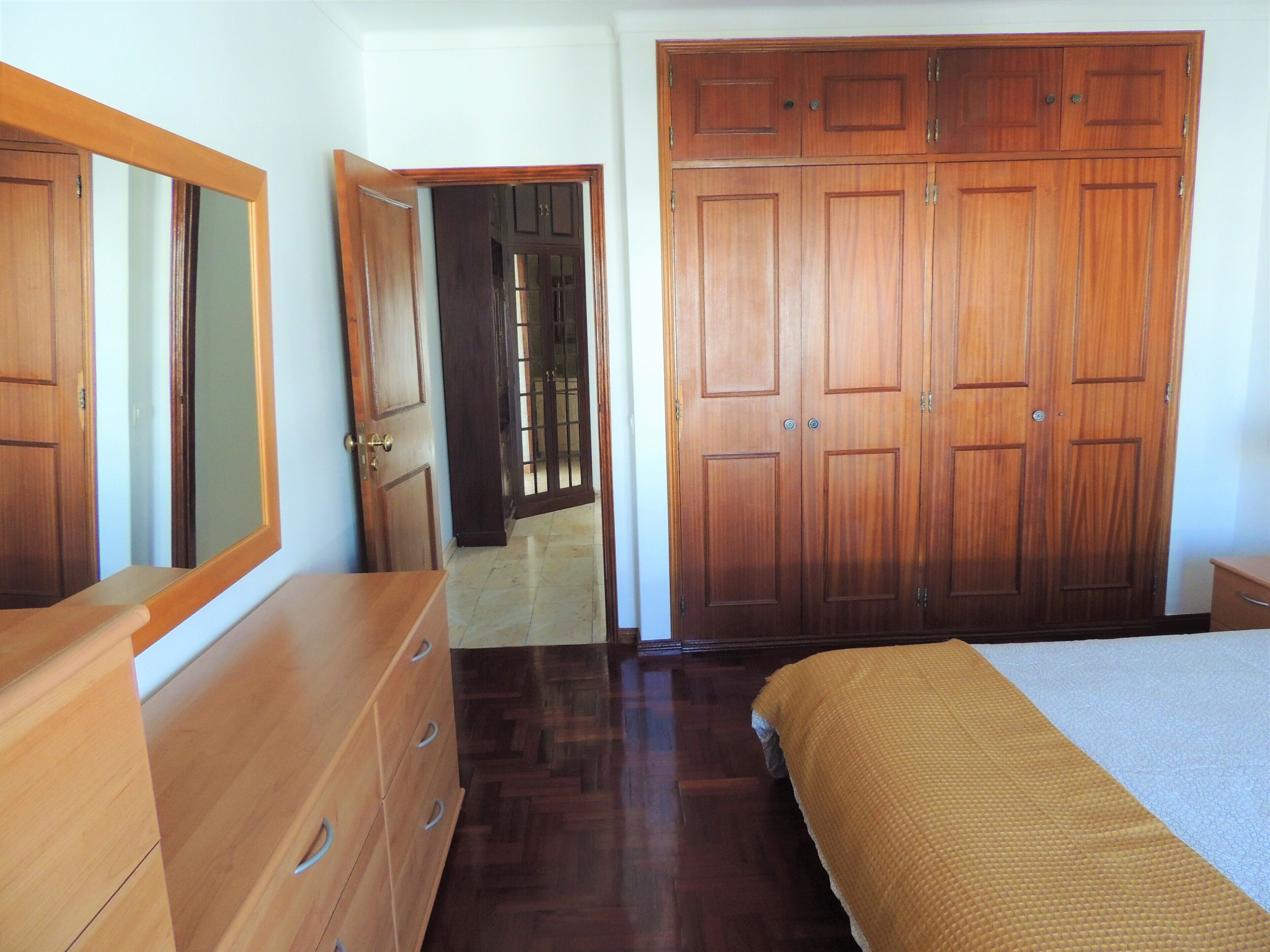 THE MARKET SQUARE HOUSE-See the beach from the city heart