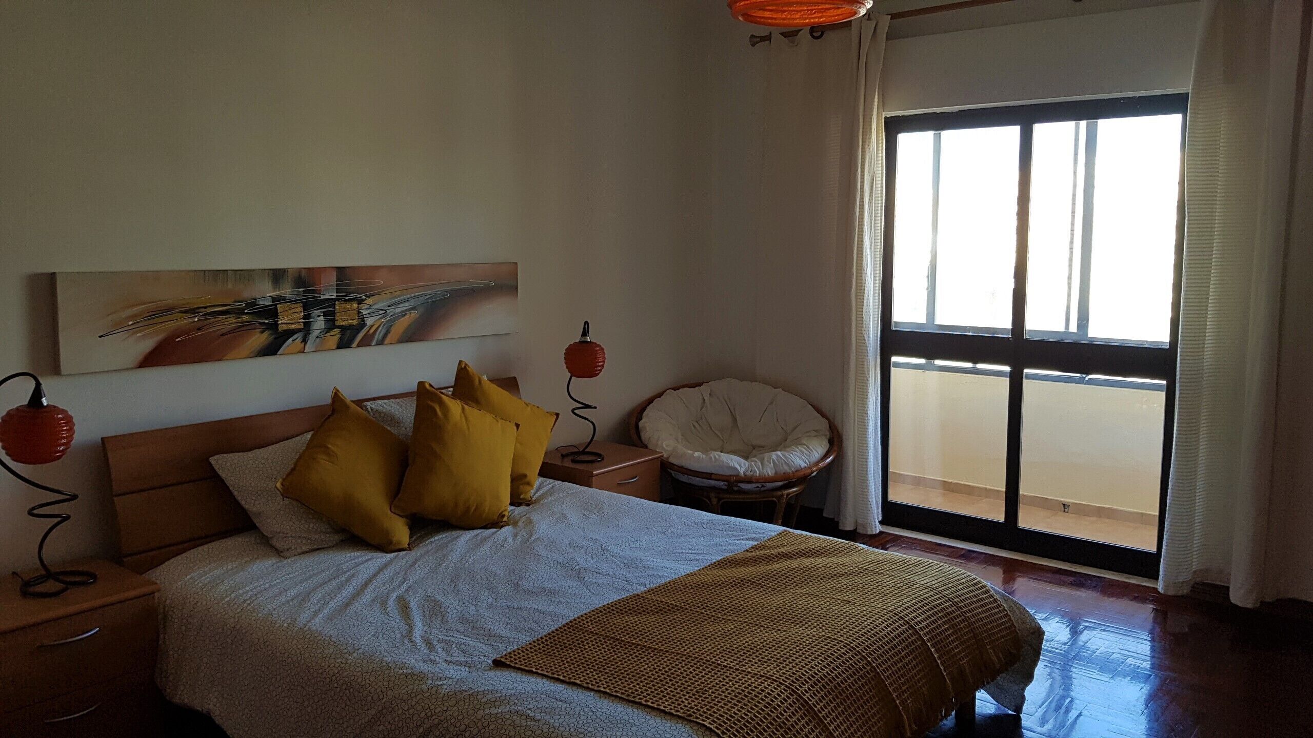 THE MARKET SQUARE HOUSE-See the beach from the city heart