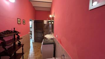 Doccia, asciugacapelli, bidet, asciugamani