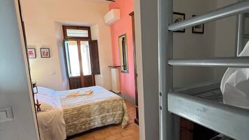 Una cassaforte in camera, ferro/asse da stiro, culla da viaggio