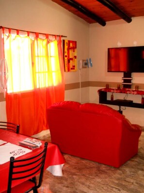 Appartement familial, non-fumeur | Aire de séjour | Téléviseur connecté de 43 po avec télévision par satellite, téléviseur