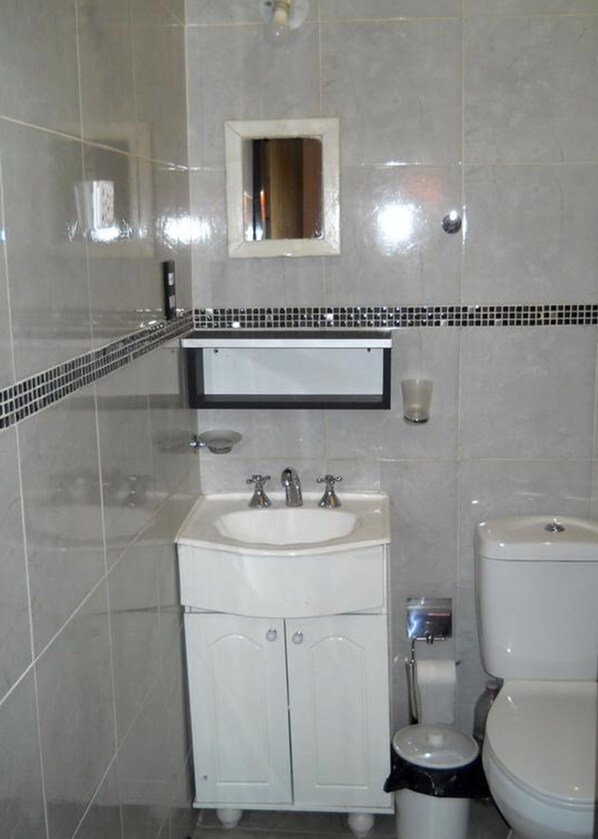 Appartement familial, non-fumeur | Salle de bain | Douche, articles de toilette (gratuits), bidet, serviettes fournies