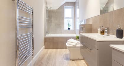 Stylish Town Centre House - Reef House